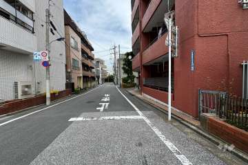 敷地西側の前面道路（南側から）