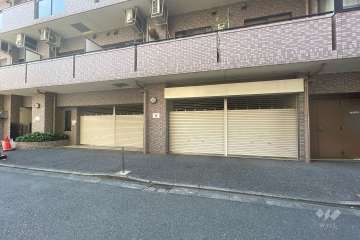 駐車場の出入り口（リングシャッター付き）