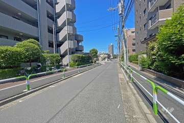 敷地の北側前面道路は浮間けやき通りです（東側から）。