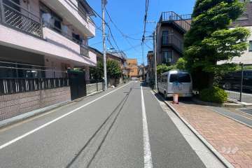 敷地の北側前面道路（西側から）