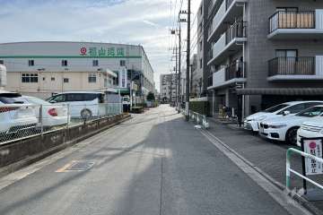 敷地の東側前面道路（北側から）