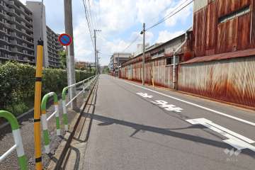 敷地北側の前面道路（東側から）