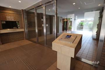 エントランスはオートロック付きです。