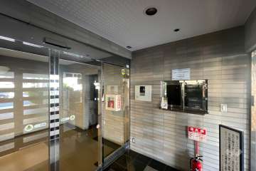 エントランスはオートロック付きです。