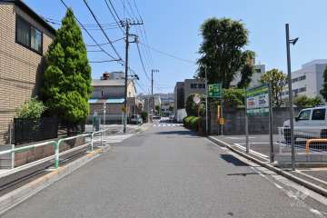 敷地東側の前面道路（北側から）