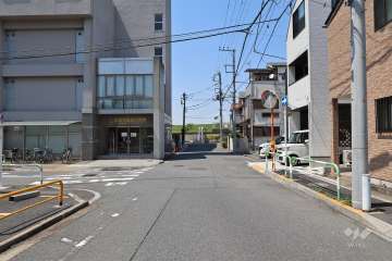 敷地東側の前面道路（南側から）