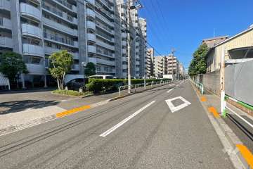 敷地南側の前面道路（東側から）
