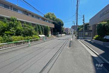 敷地の北側前面道路（西側から）