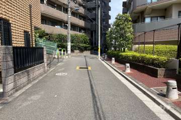 敷地西側の前面道路