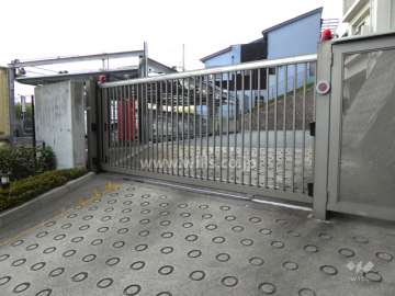 駐車場出入り口（ゲート付き）