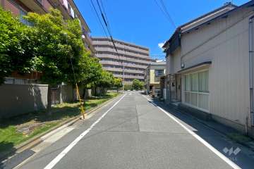 敷地の南側前面道路（西側から）