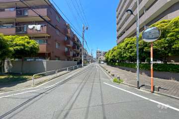 敷地の西側前面道路（南側から）