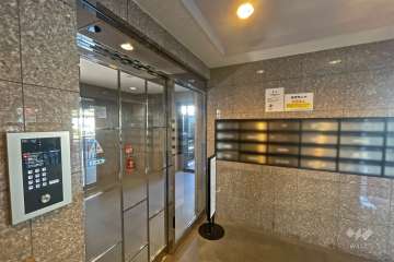 エントランスはオートロック付きです。