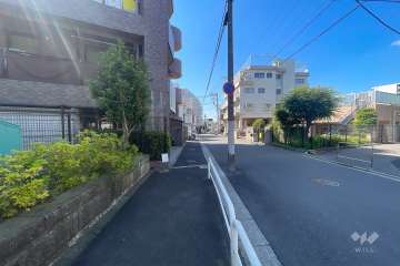 敷地北東側の前面道路（南東側から）