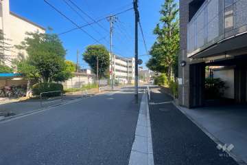 敷地北東側の前面道路（北西側から）