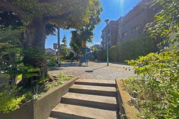 敷地東側に隣接する『赤羽西六丁目第三児童遊園』