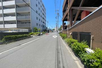 敷地の東側前面道路（南側から）