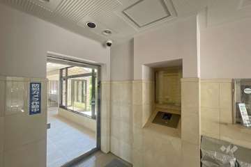 エントランスはオートロック付きです。