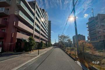 敷地西側の前面道路