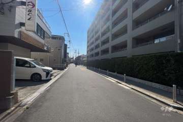 敷地の南側前面道路（東側から）