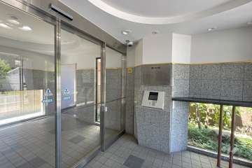 エントランスはオートロック付きです。