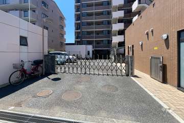 駐車場の出入り口