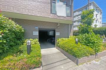 屋内に設けられた駐輪場の出入り口