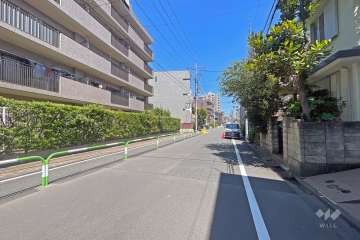 敷地の北側前面道路（東側から）