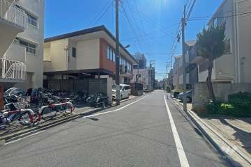 敷地の南側前面道路（東側から）