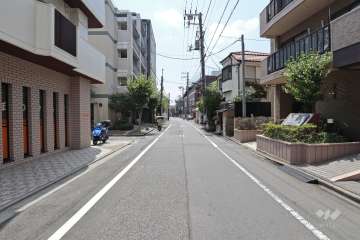 敷地東側の前面道路（北側から）