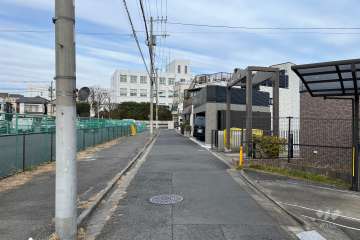 敷地西側の前面道路