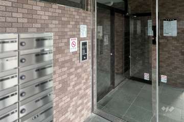 エントランスはオートロック付きです。