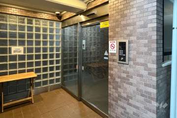 サブエントランスはオートロック付きです。