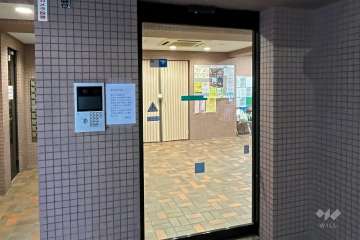 エントランスはオートロック付きです。