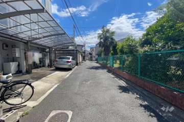 敷地西側の前面道路（北側から）