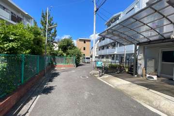 敷地西側の前面道路（南側から）