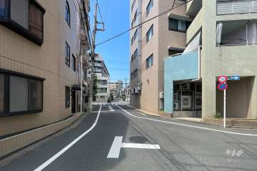敷地西側の前面道路
