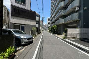 敷地の西側前面道路（南側から）