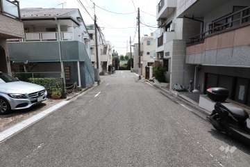 敷地の南東側前面道路（北東側から）