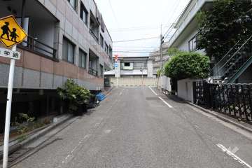 敷地の南東側前面道路（南西側から）