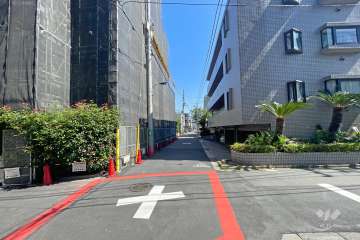 敷地東側の前面道路（南側から）
