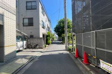 敷地西側の前面道路（南側から）