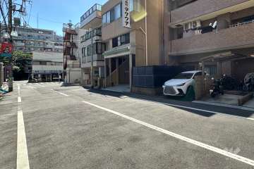 敷地の南側前面道路（東側から）