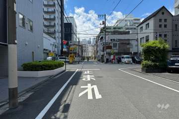 敷地の南側前面道路（東側から）