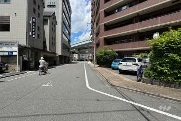 敷地の西側前面道路（南側から）