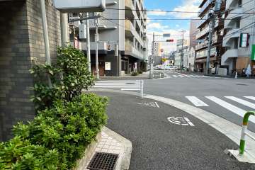 敷地の南西側前面道路（北西側から）