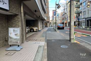 敷地の南東側前面道路（南西側から）