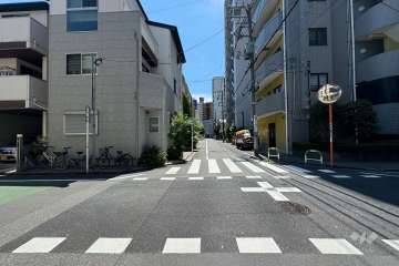 敷地の北東側前面道路（北西側から）