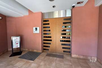 エントランスはオートロック付きです。