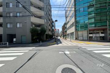 敷地西側の前面道路